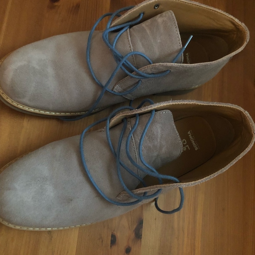 Men’s low ankle boots.